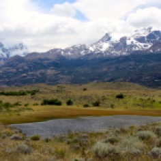 Mountain-peaks-patagonia-over-lagoon-3677